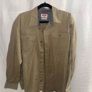 WRANGLER MENS XL TAN LONG SLEEVE BUTTON DOWN BUTTON FRONT POCKETS WORKWEAR